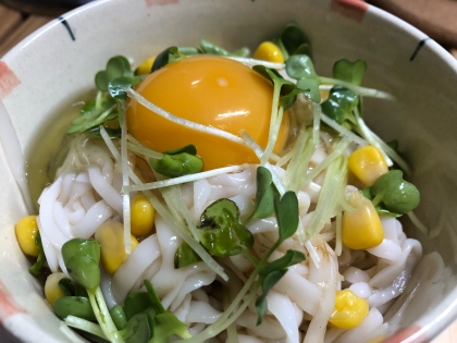 冷凍うどんで簡単♪かいわれ大根の釜玉うどん