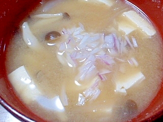 みじん切り紫玉ねぎとしめじと豆腐の味噌汁