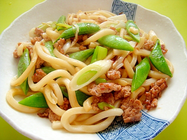 スナップエンドウと豚肉ネギの焼きうどん