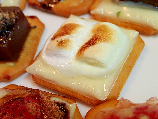 チーズとマシュマロの甘じょっぱ焼きクラッカー