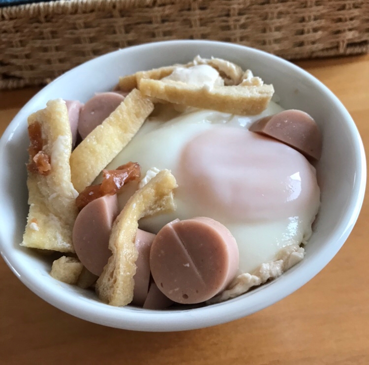 魚ニソと油揚げの梅干しめんつゆ煮落とし卵ごはん