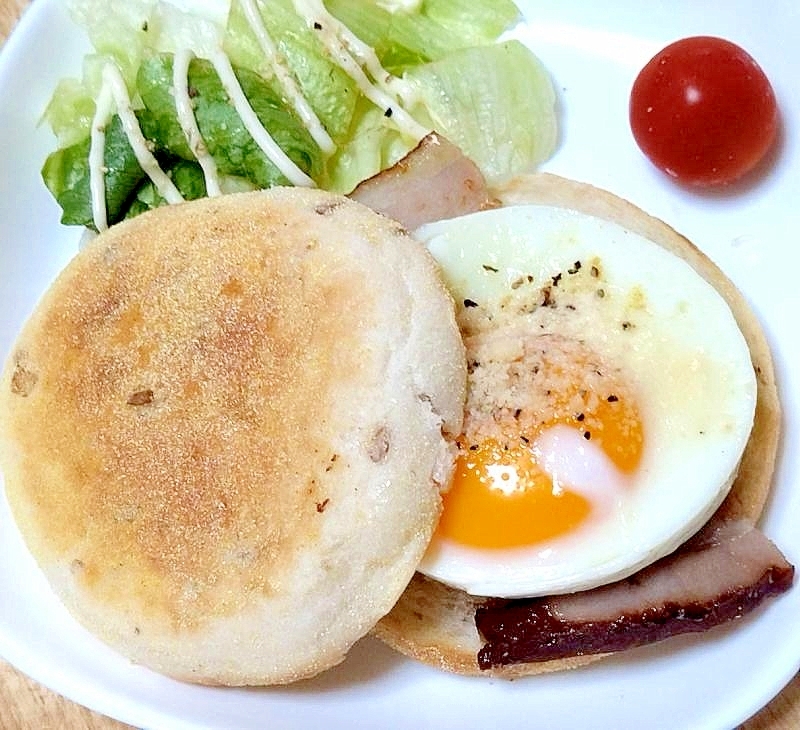 イングリッシュマフィンのベーコンエッグサンド