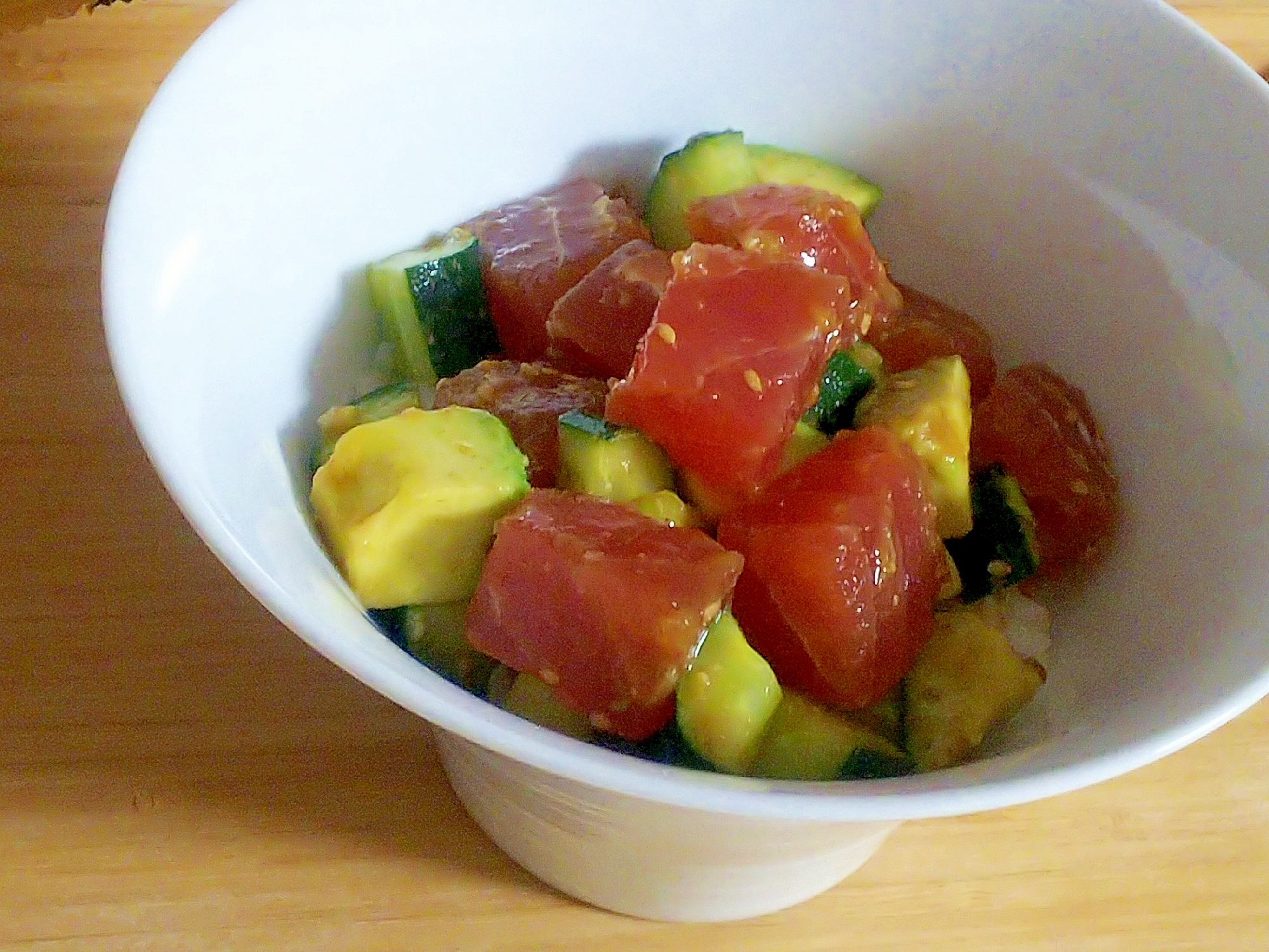 器に盛られた、マグロのポキ丼