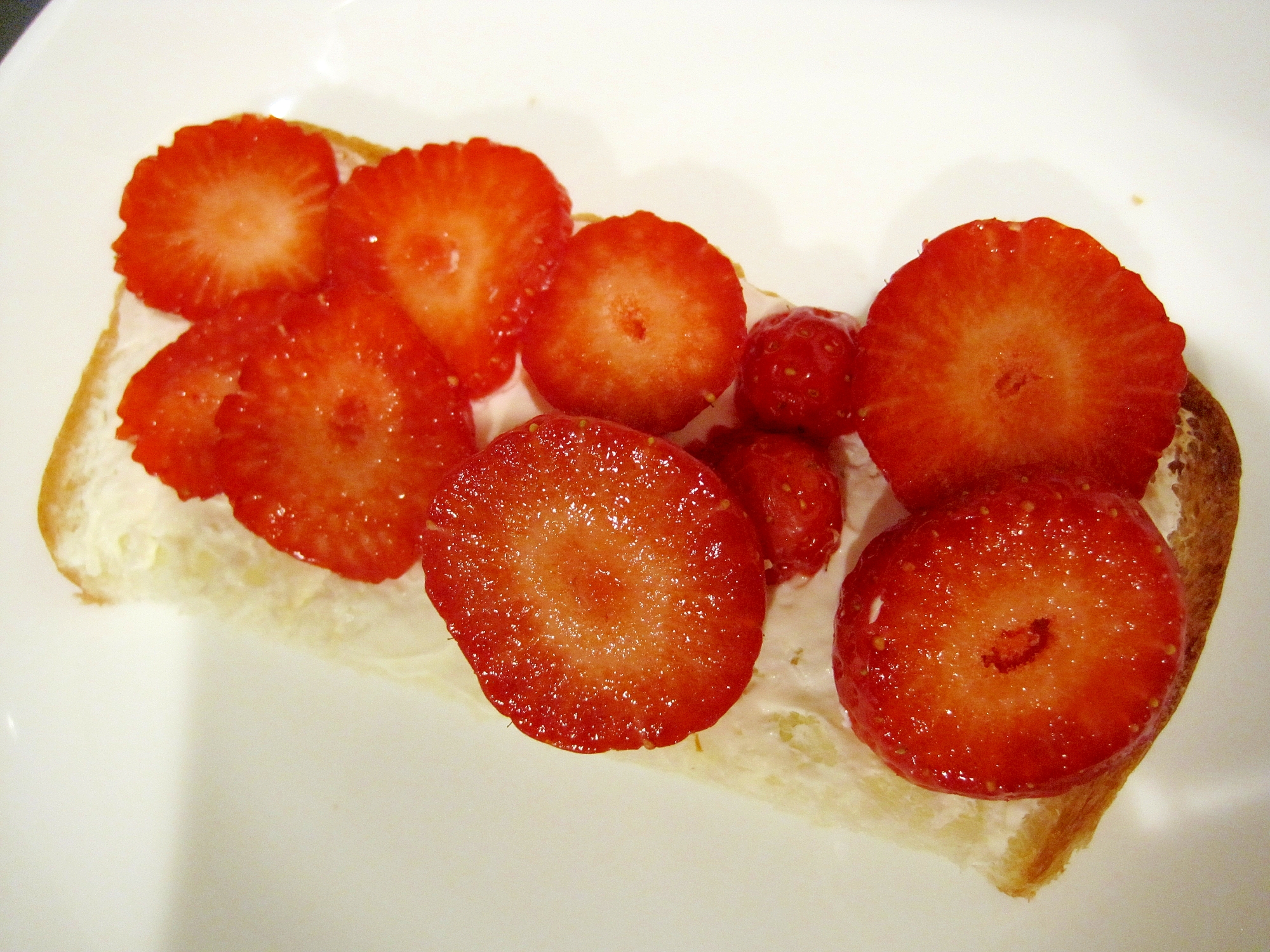 苺のオープンサンドイッチ