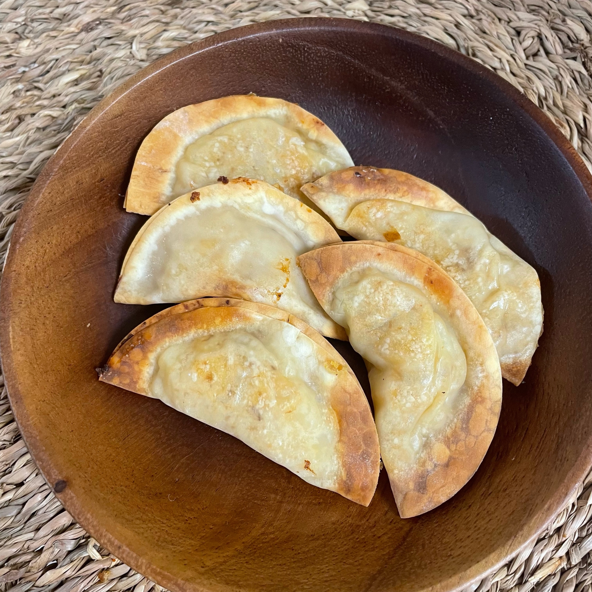 お弁当にもぴったり♪コロッケのタネで餃子の皮パイ