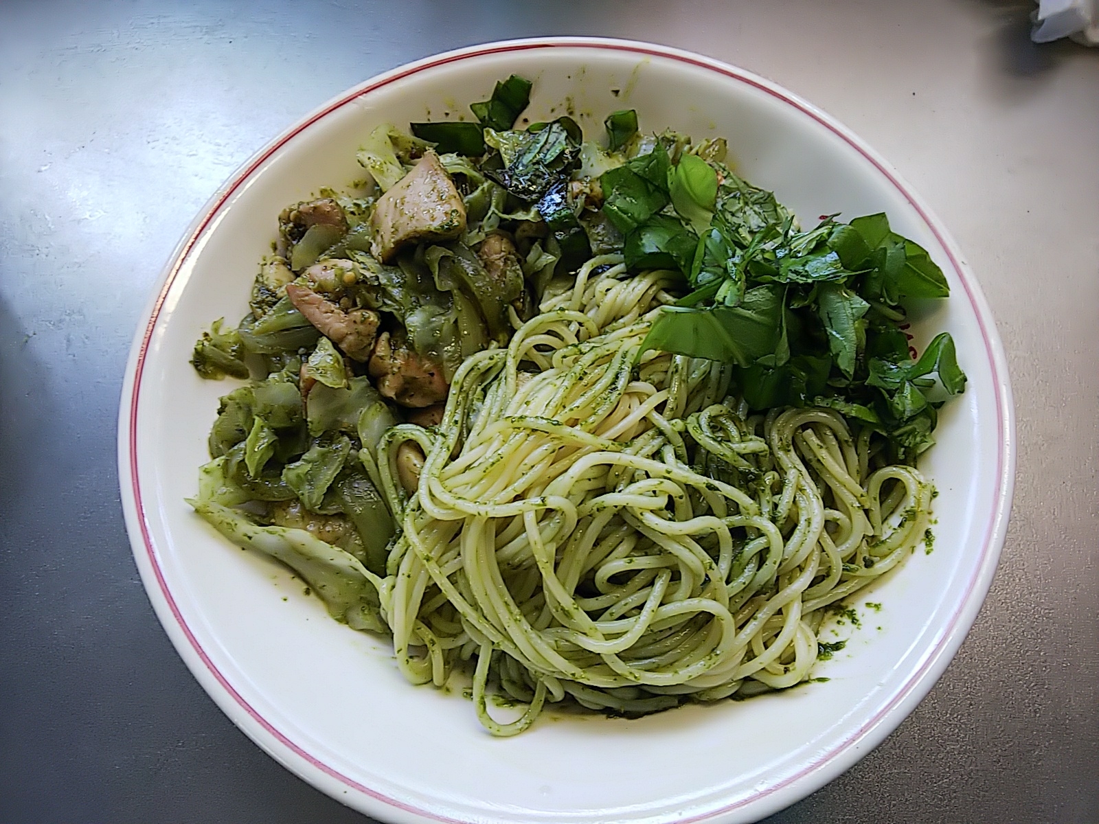 鶏肉と野菜たっぷりジェノベーゼ