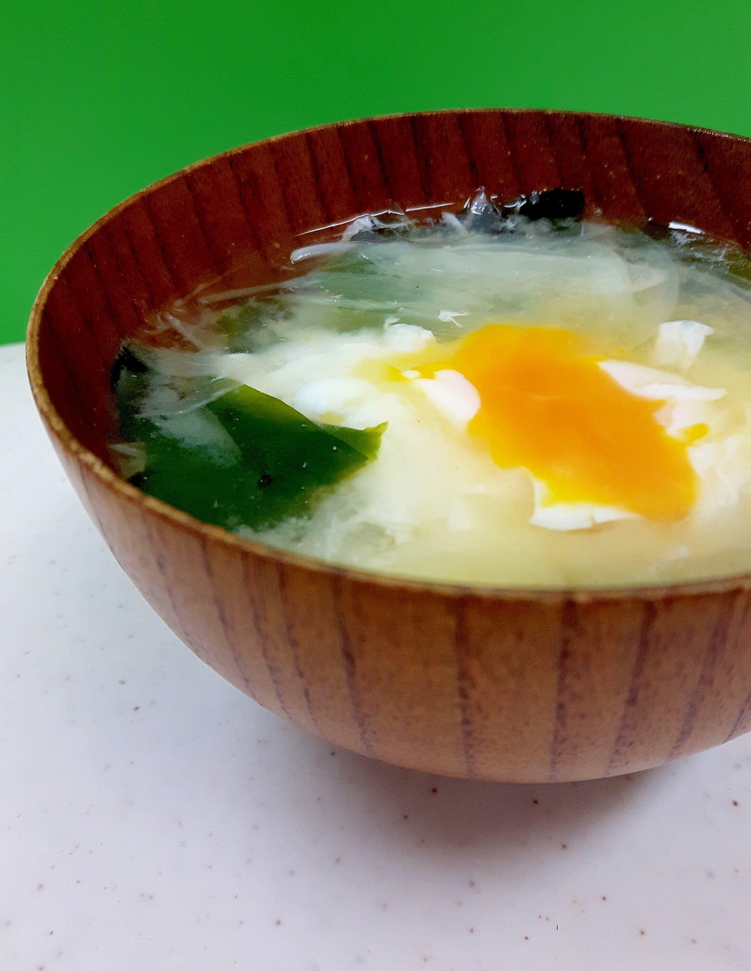 簡単ヘルシー味噌汁(^^)玉ねぎ＋卵＋乾燥わかめ♪
