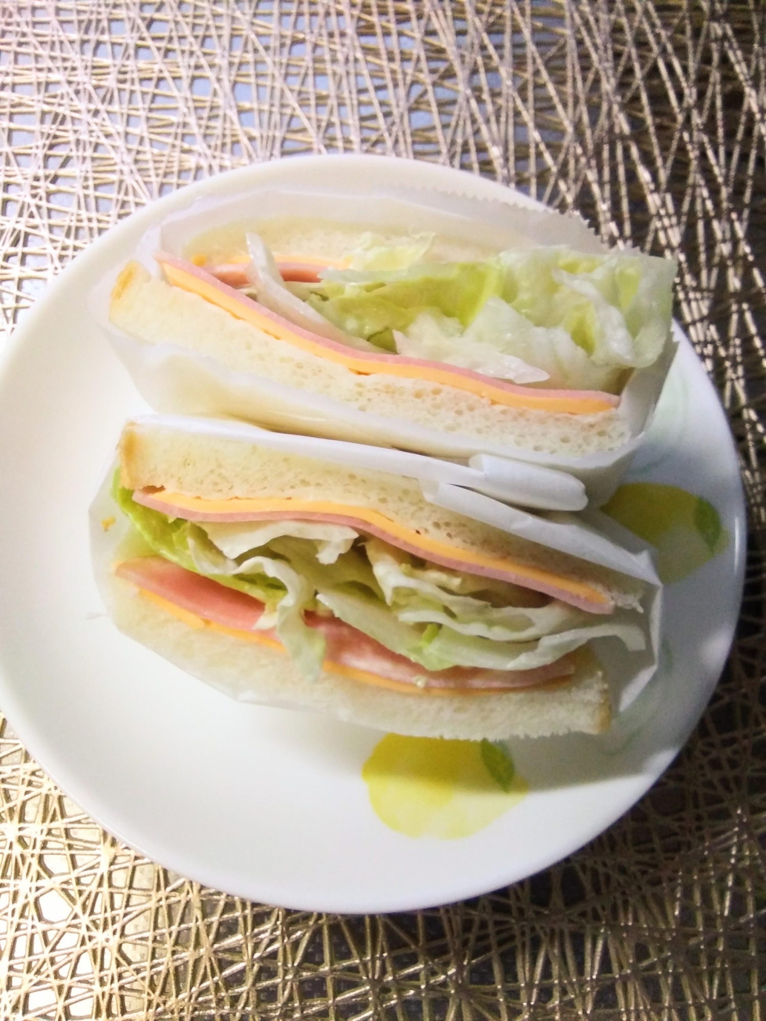 レタスハムチーズのサンドイッチ