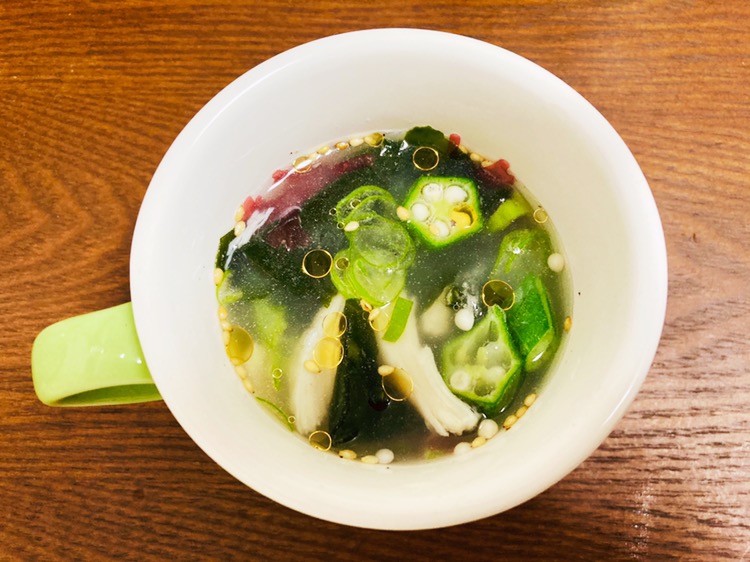 生姜で温かく鶏肉入り海藻スープ