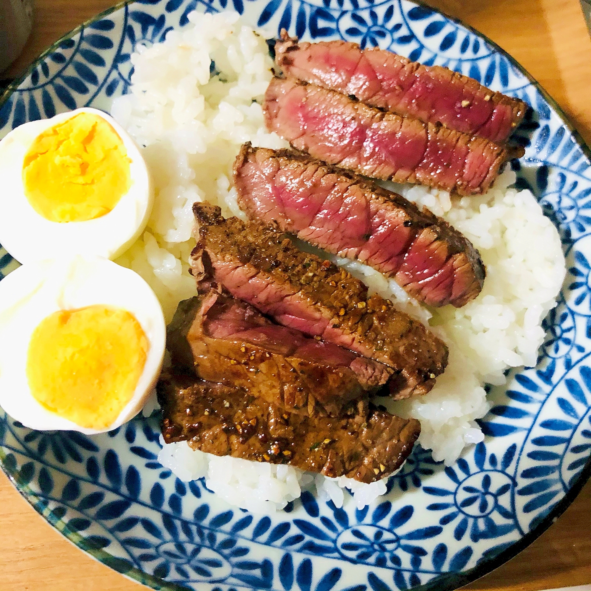 ゆで卵とステーキ丼