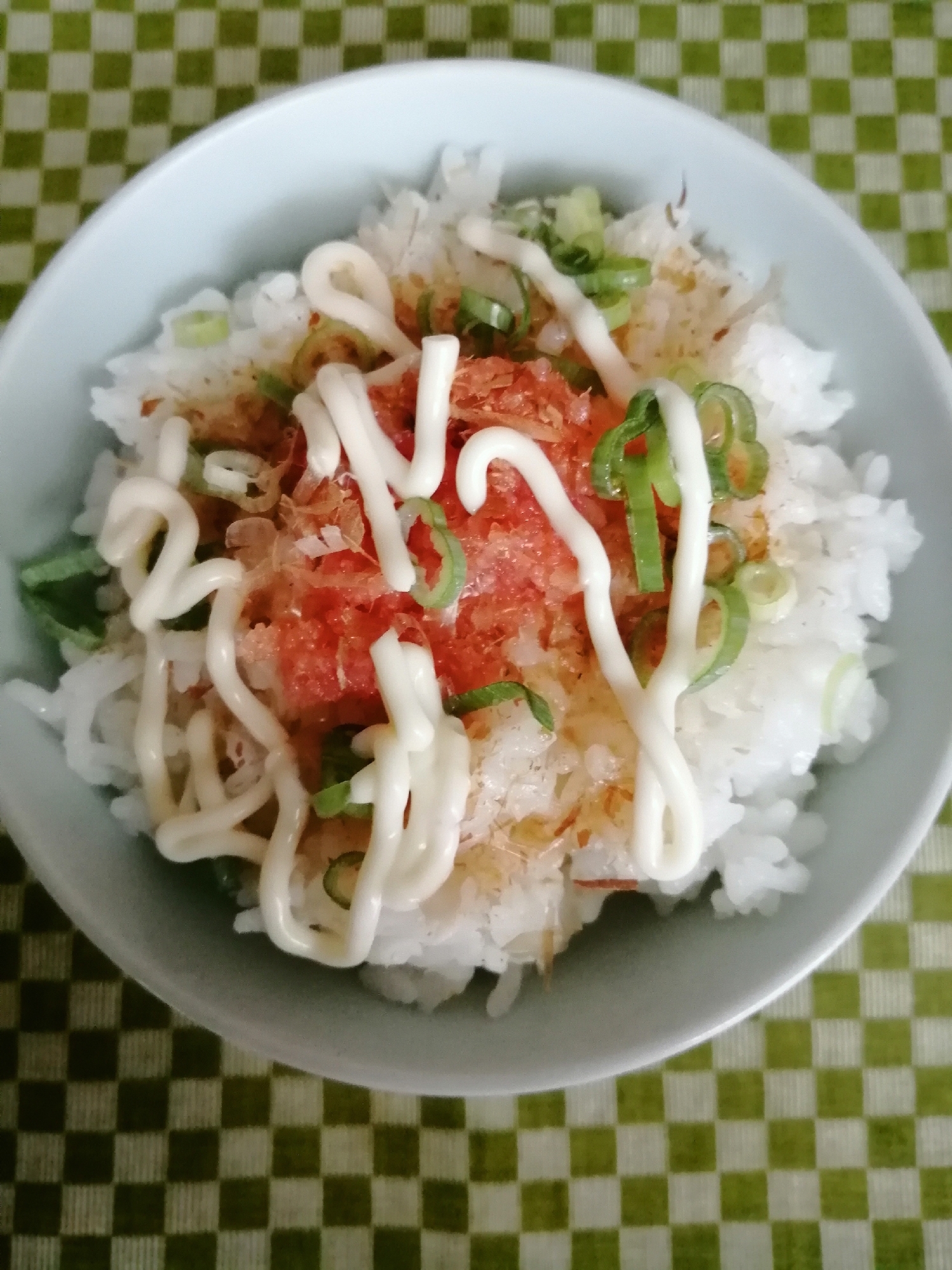 鰹節と辛子明太子とネギのつゆかけマヨご飯