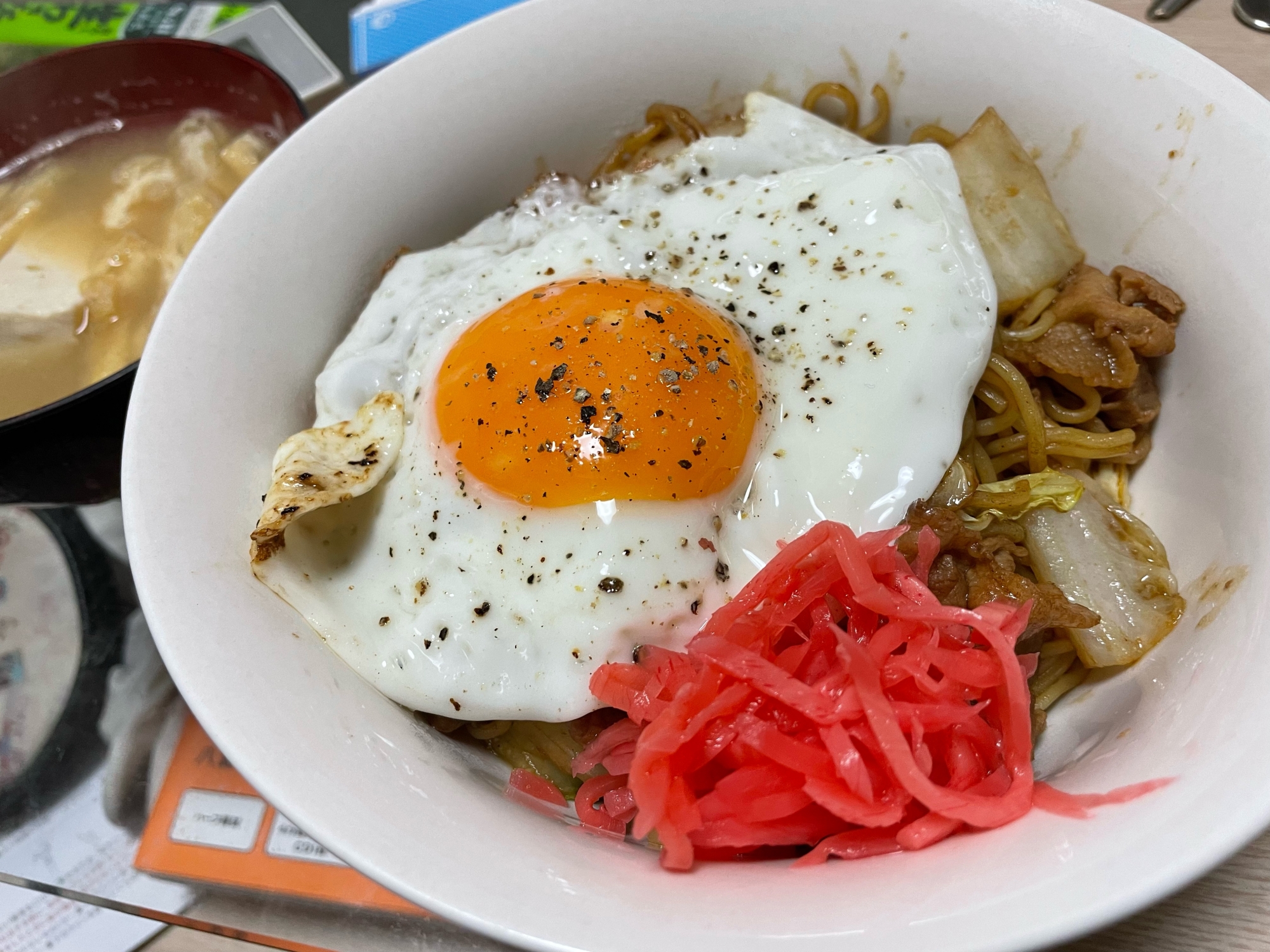 追いソースで濃厚焼きそば　目玉焼き乗せ