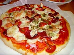 ミニトマトとサラミのあつあつピザ