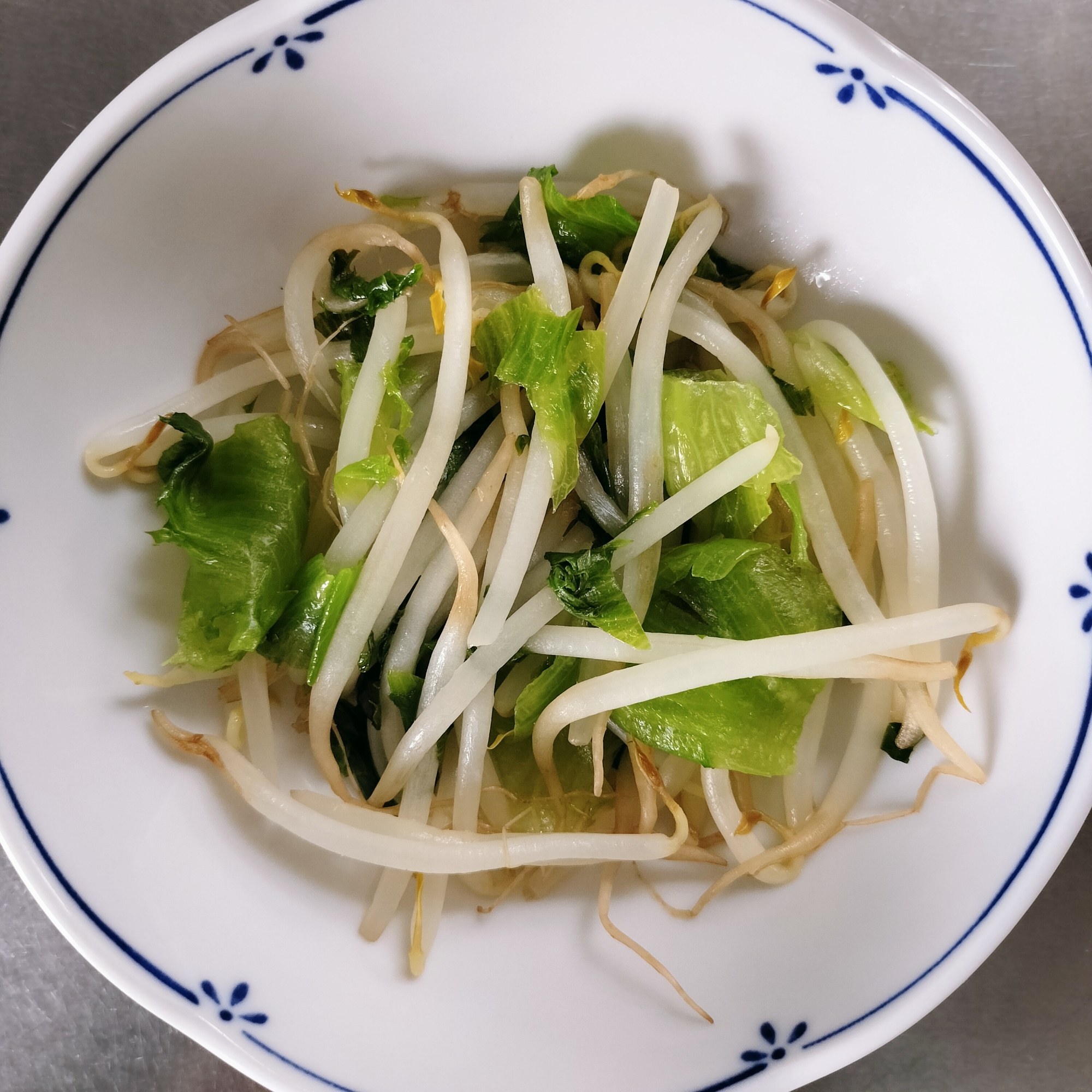 もやしとレタスのコンソメ炒め