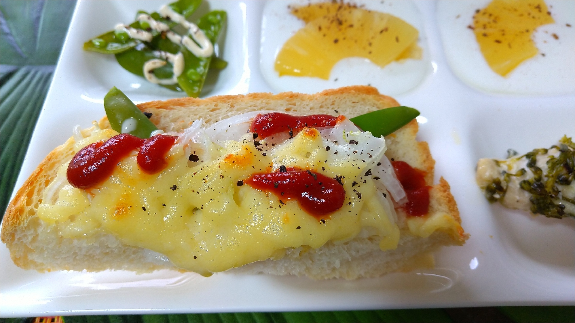 たまねぎとチーズのシンプルピザ風トースト
