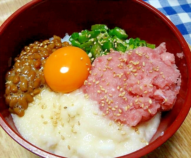 ネギトロとネバネバ具材のさっぱり酢飯の爆弾丼