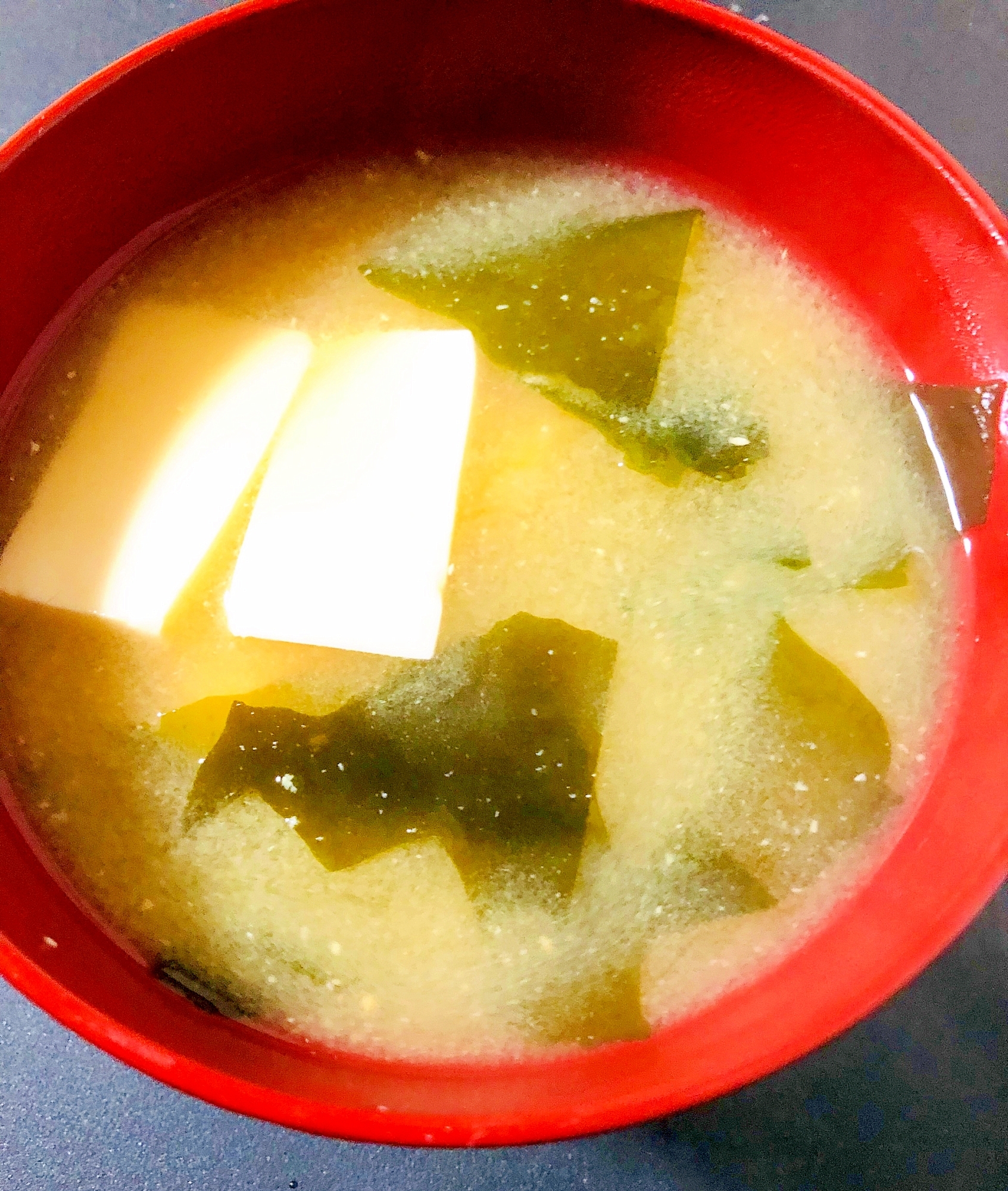 絹ごし豆腐と生わかめの味噌汁