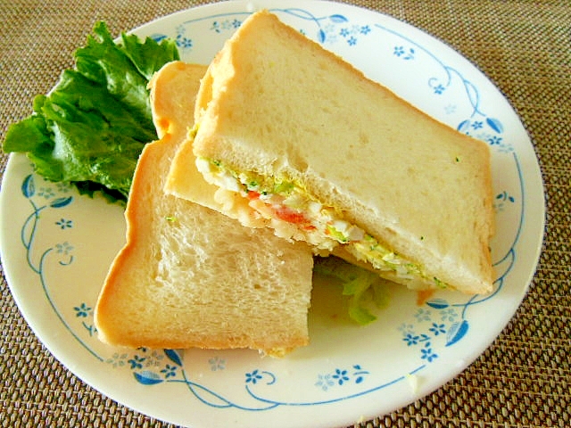 ゆで卵とポテトサラダとブロッコリーのサンドイッチ♪