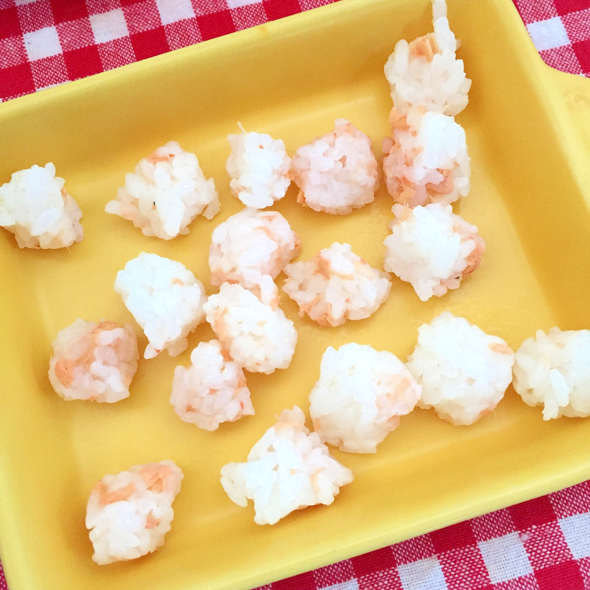 手づかみ食べ！鮭とゴマのおにぎり☆