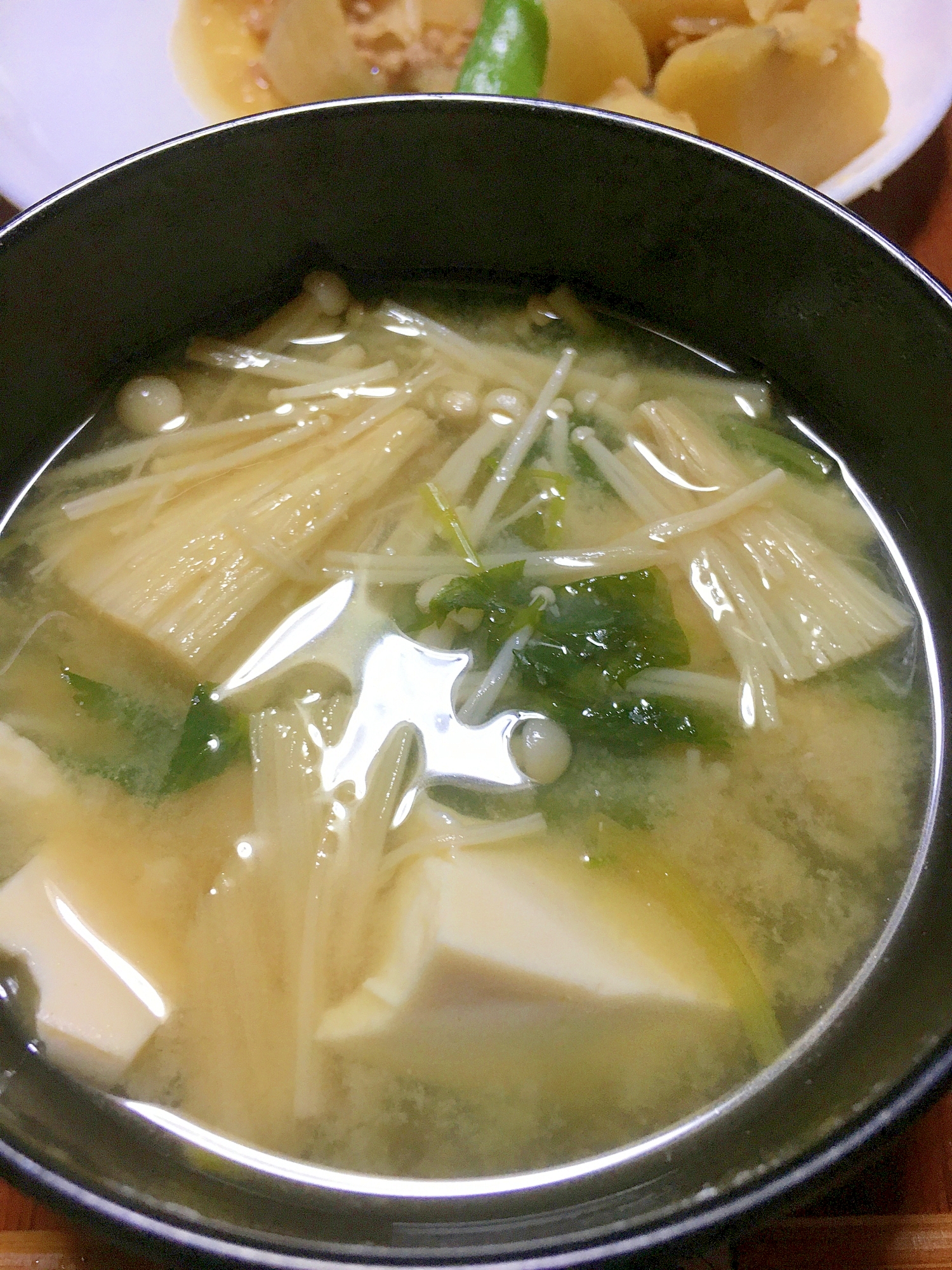 豆腐とえのきと三つ葉の味噌汁