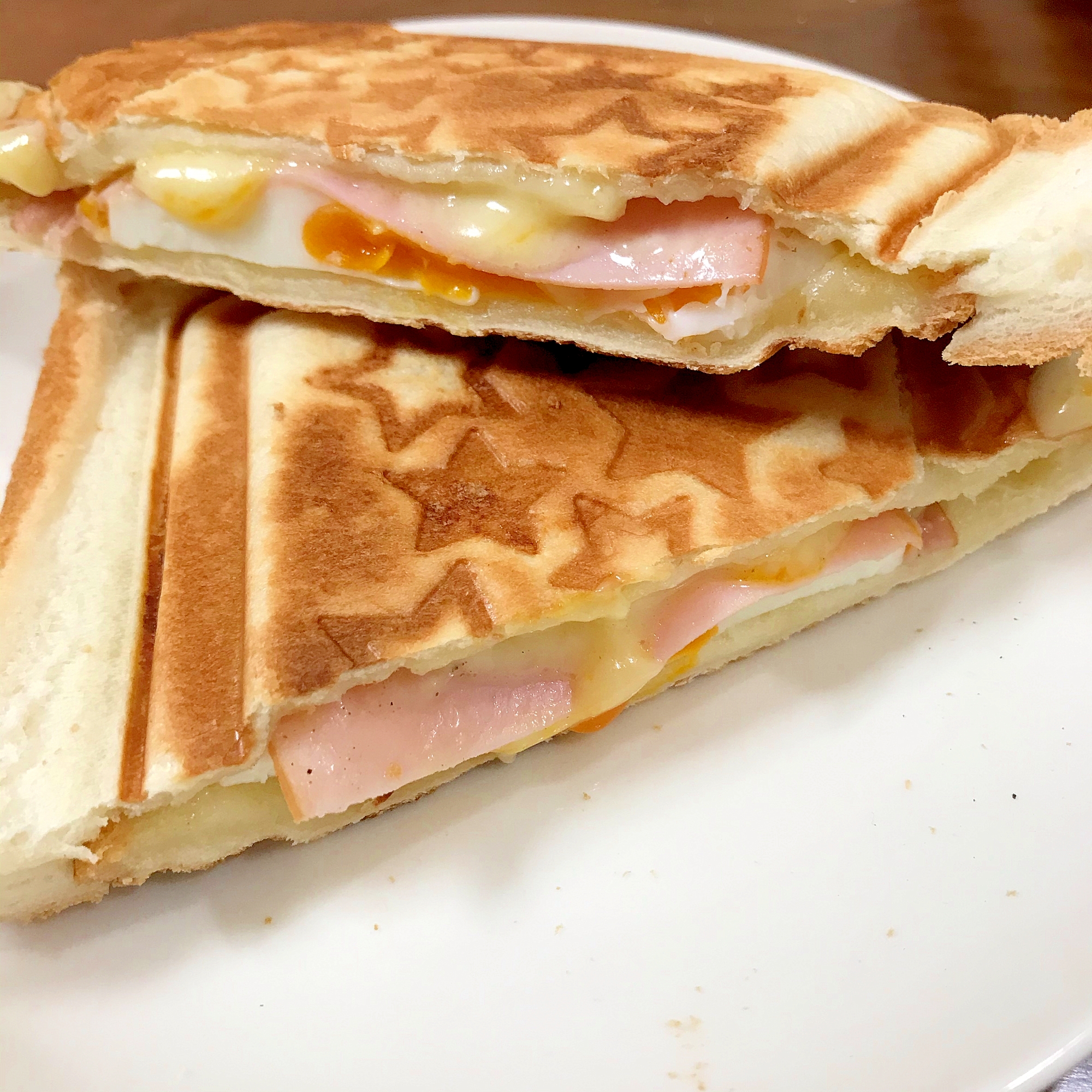 コンソメ風味の目玉焼きとハムチーズホットサンド