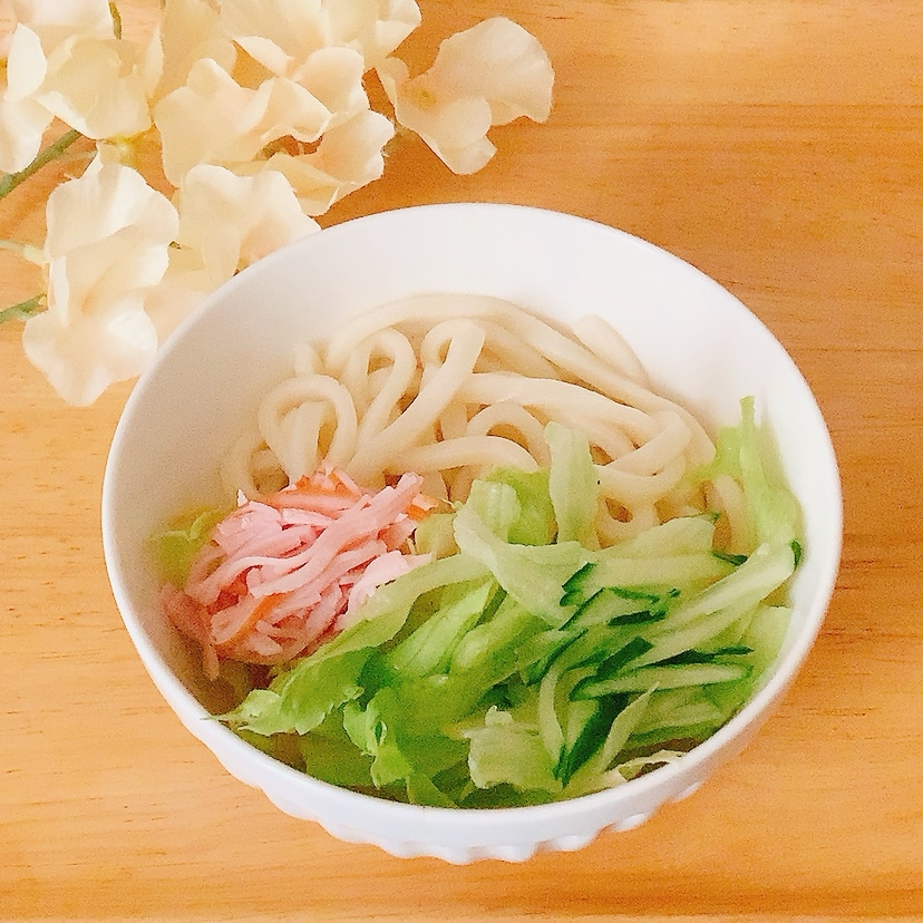 冷やしうどん（レタスハム）