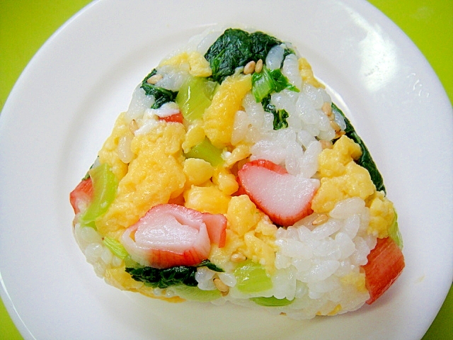 小松菜とカニカマ炒り卵のおにぎり