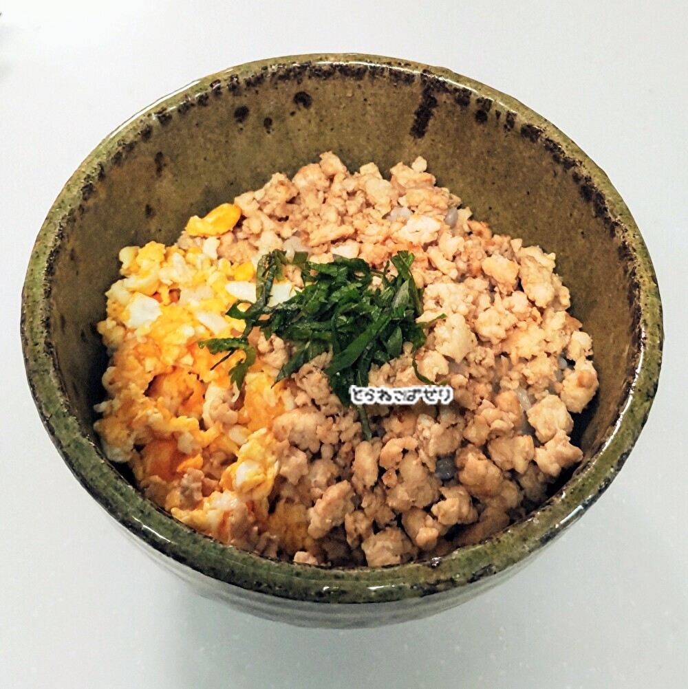 鶏そぼろといり卵の丼