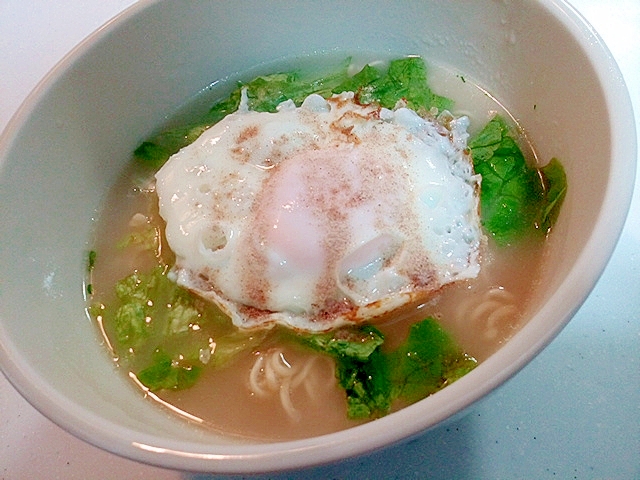 フラワーレタスと目玉焼きの豚骨ラーメン