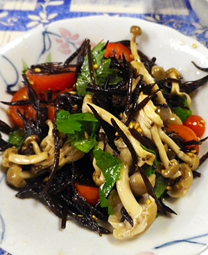 ひじきトマト大葉の醤油サラダ