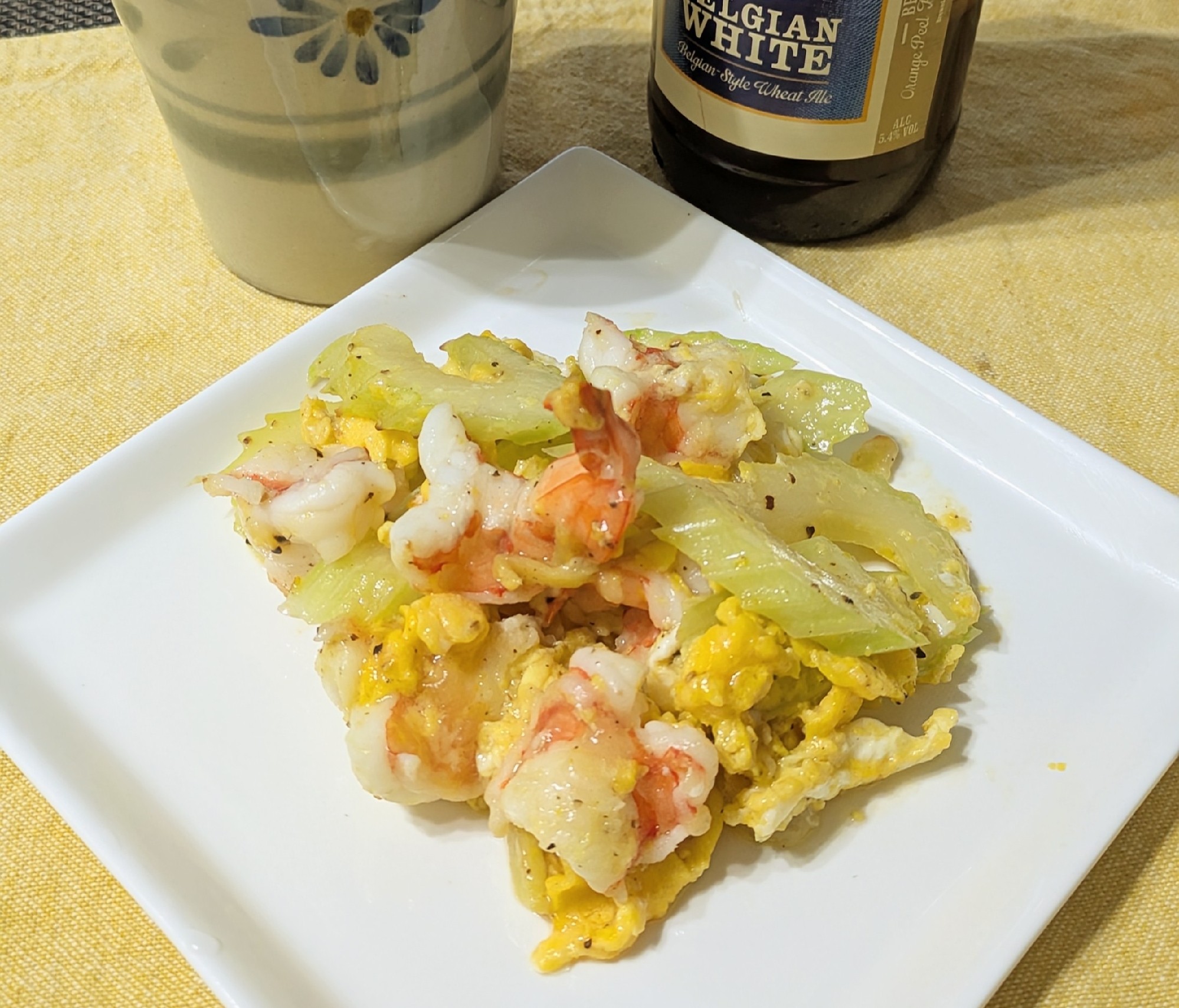 食欲そそる彩り。海老とセロリの卵炒め