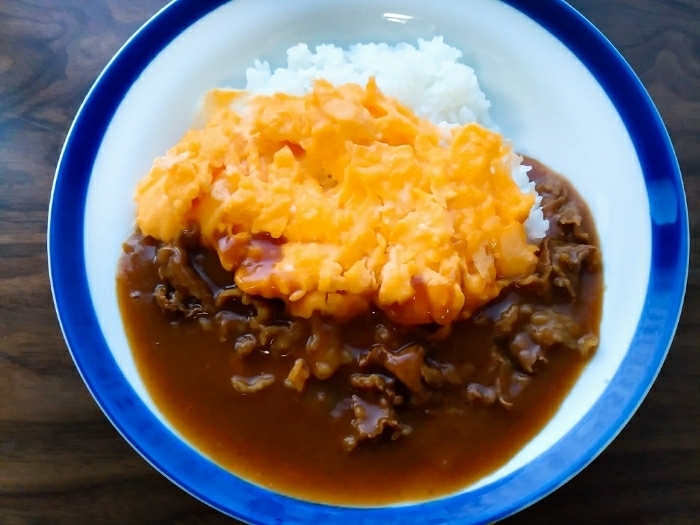 スクランブルエッグと牛肉のカレー