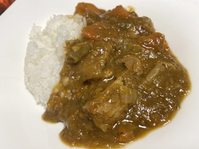 せっかくのなすがとろけて見えなくなってしまいました…が、おいしいカレーで大満足の夕飯でした。ごちそうさまでした。