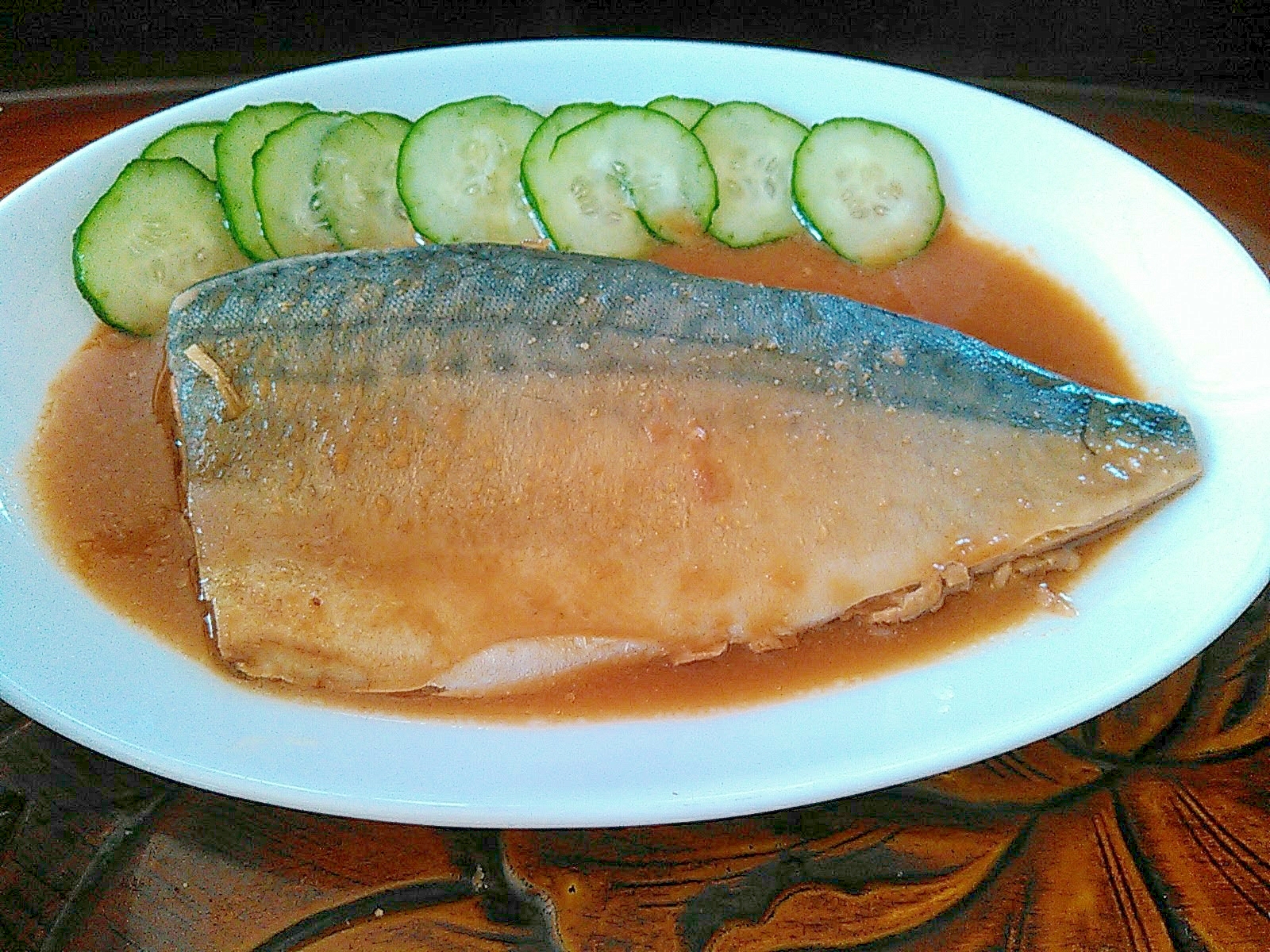 サバの味噌煮のキュウリ添え