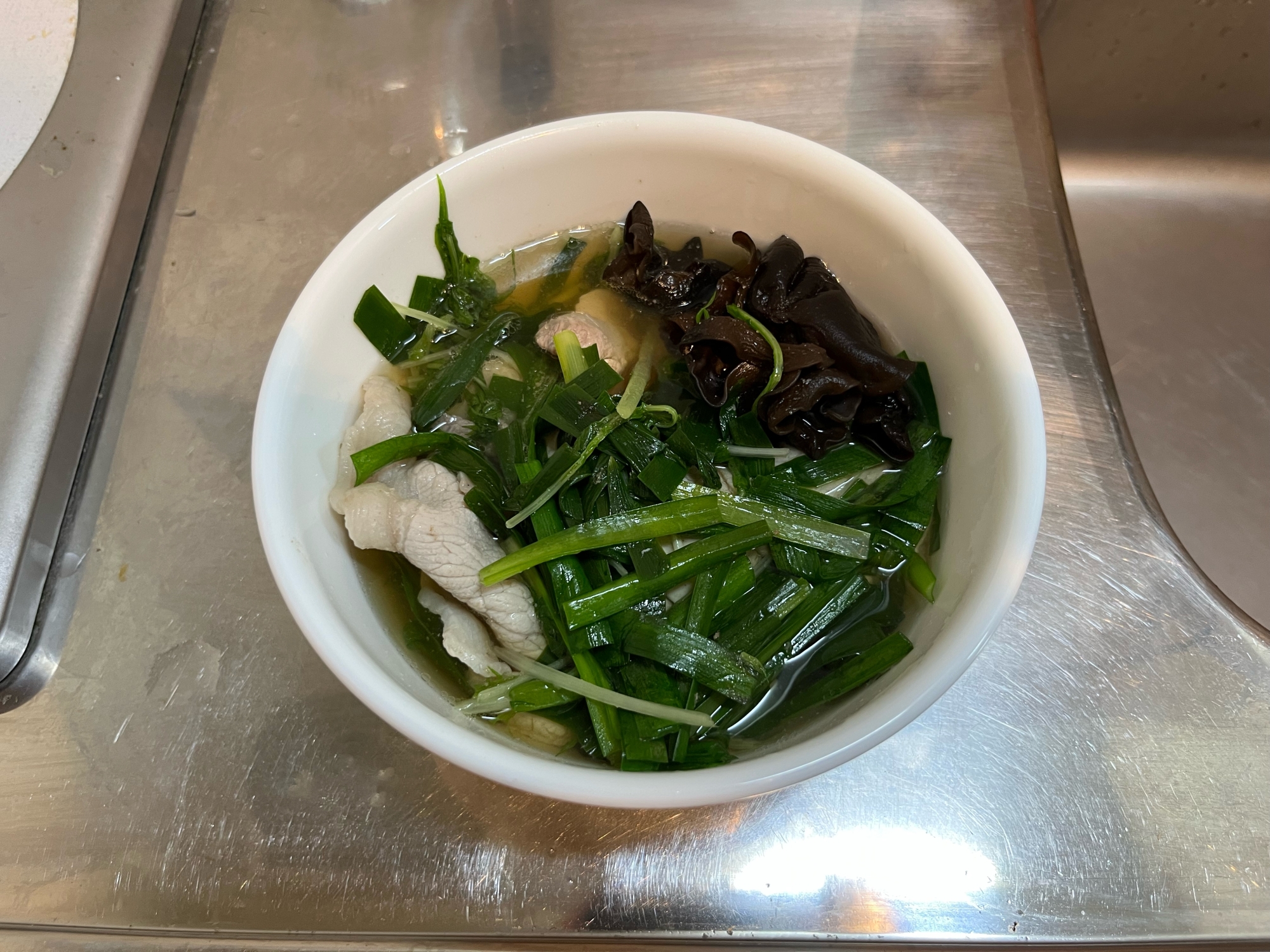 水菜とニラときくらげと豚ロース肉の鍋風スープ