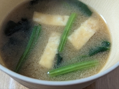 ほうれん草と油揚げの味噌汁（昆布だし）
