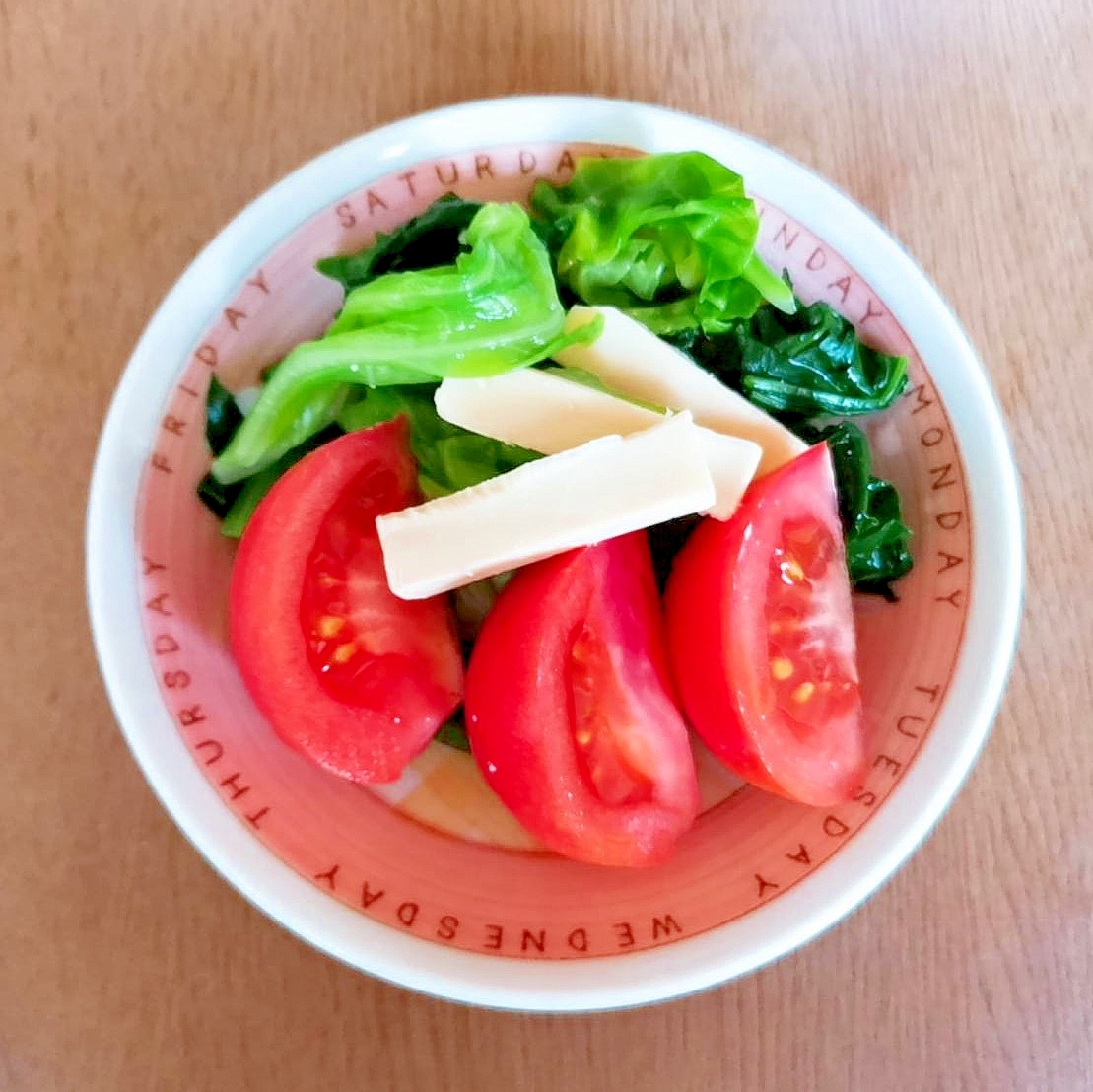 キャベツとほうれん草とトマトとチーズのサラダ