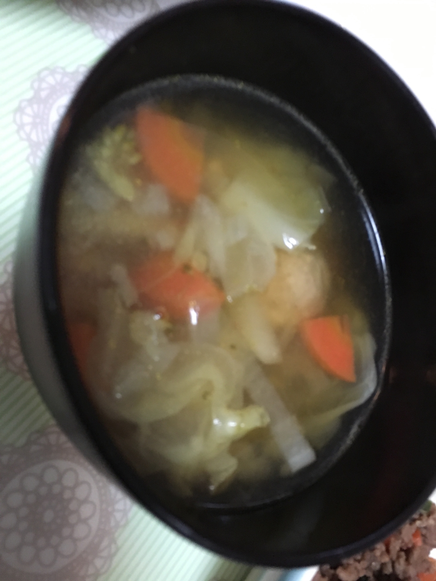 白菜、にんじん、肉団子のスープ
