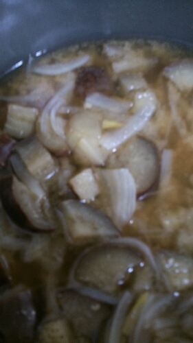 茄子と玉ねぎがあったのでお味噌汁作ってみました☆玉ねぎが甘くて美味しかったです♪♪