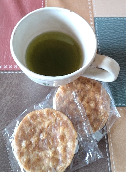 sweetさん♪
お煎餅と緑茶の組み合わせ♡ずーっと食べ続けたくなりますね(⁠^⁠−^⁠)今日はぬれ煎餅でごちそうさまでした(*‘ω‘ *)