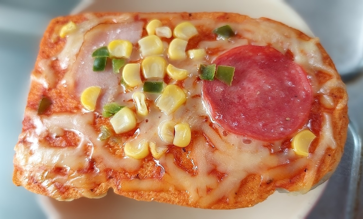 サラミとコーンのピザトースト