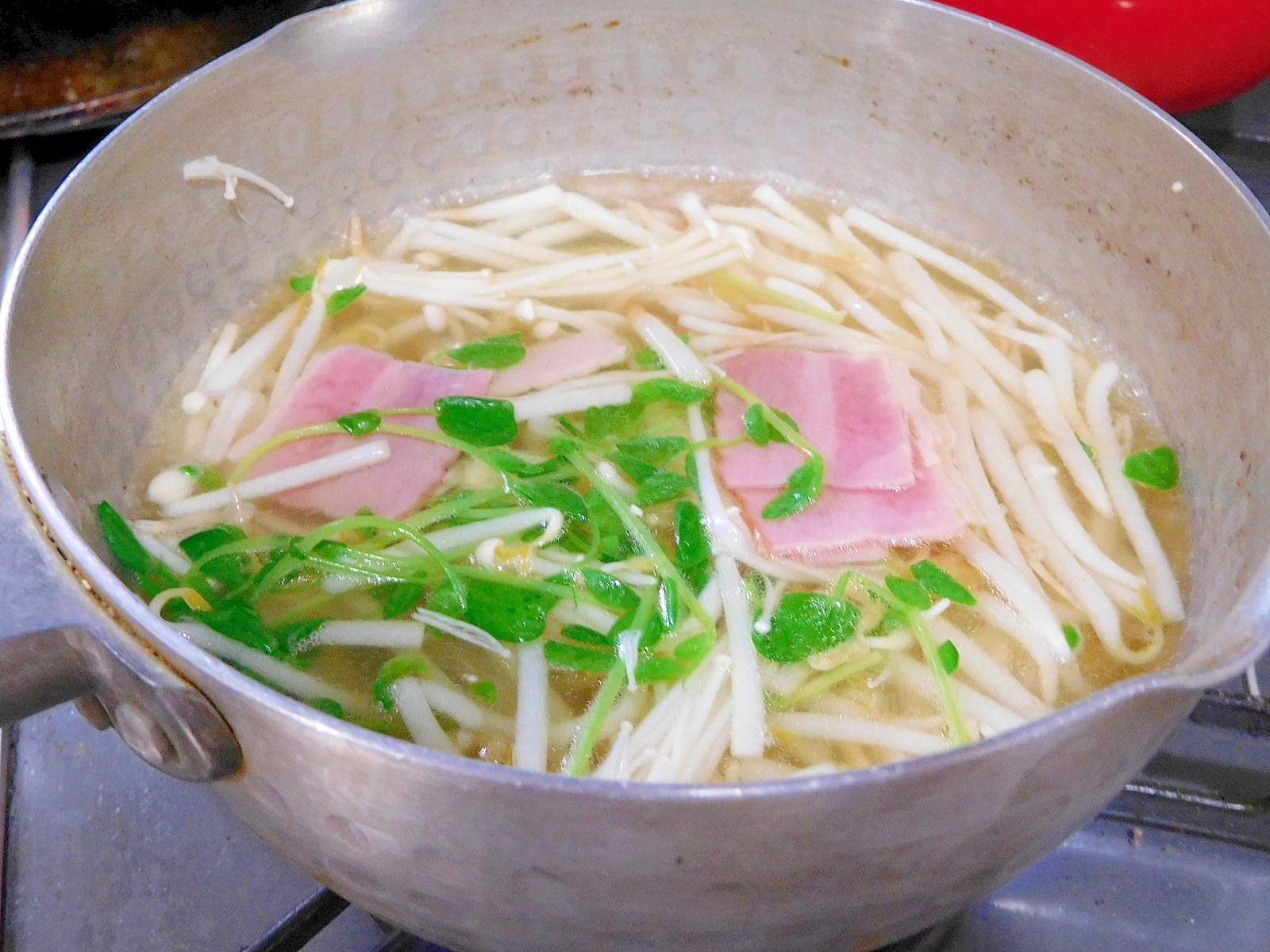 もやし・豆苗・ベーコンのスープ