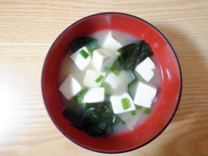 豆腐とわかめの味噌汁