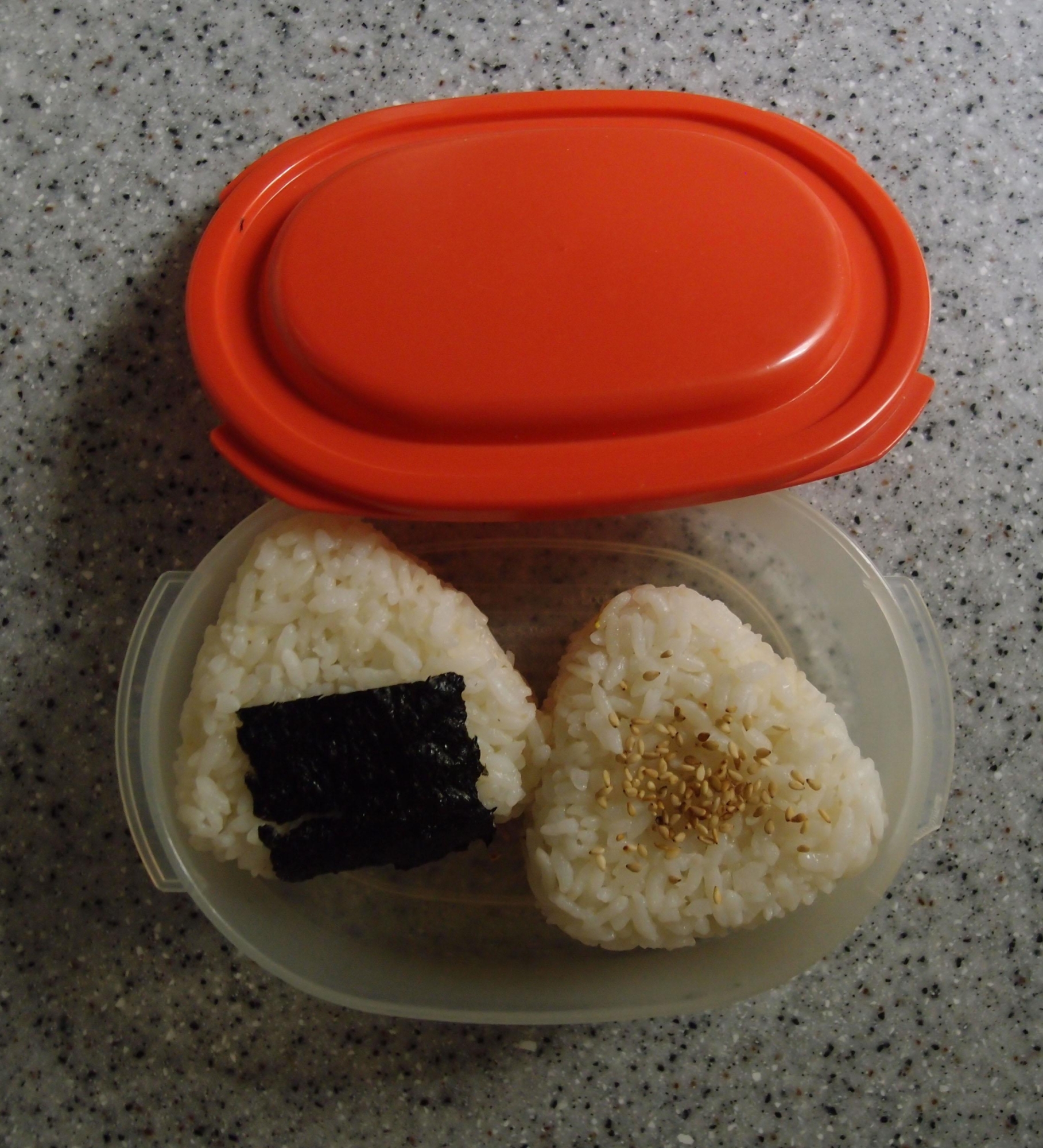 キムチの素でピリ辛おにぎり弁当