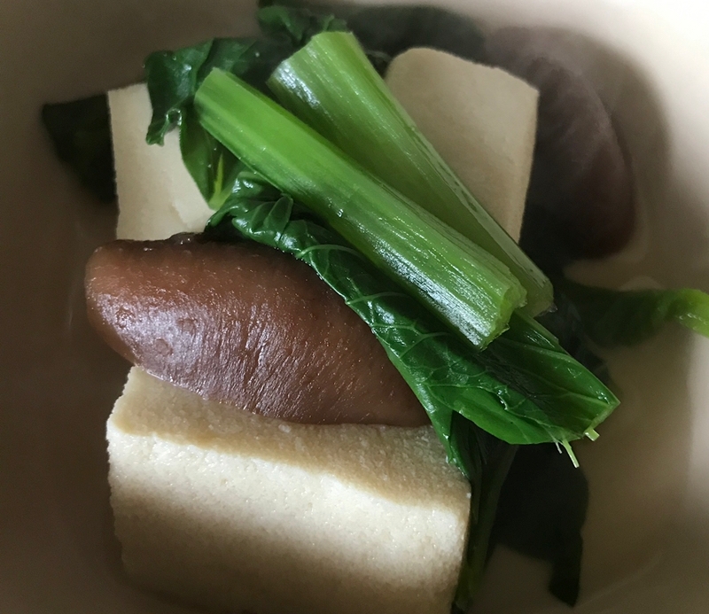 小松菜としいたけ、高野豆腐の含め煮