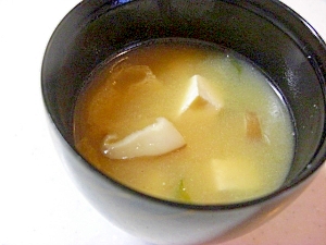 豆腐と椎茸と油揚げとわかめのお味噌汁