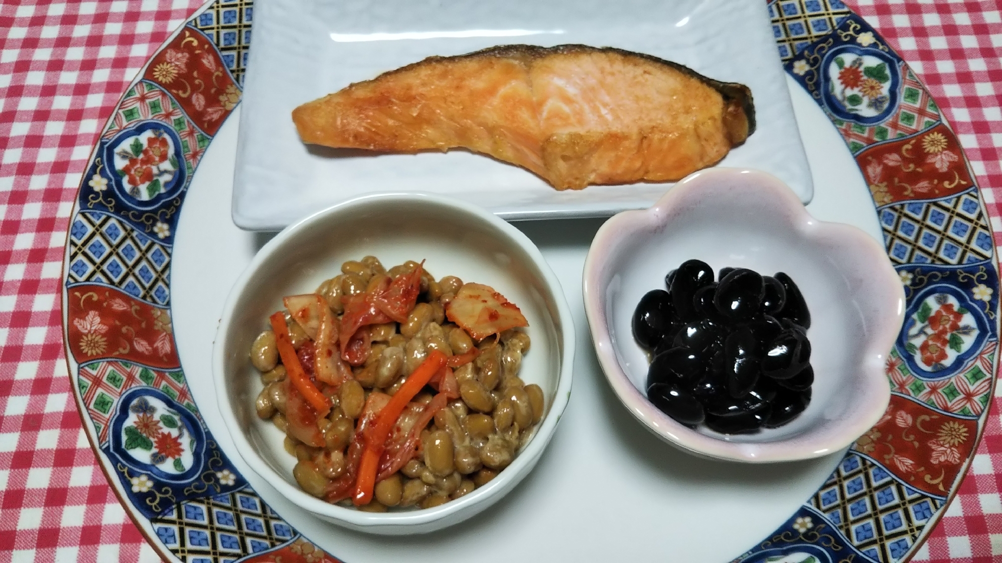 焼き鮭とキムチ納豆と黒豆の朝食のワンプレート☆