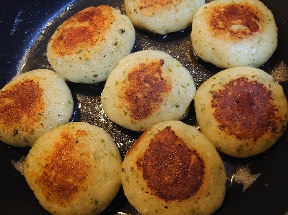 こんがり焼きました！青のり余ってたので少し混ぜました。もちもちでとっても美味しかったです(^^)