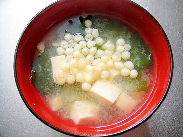 揚げ玉入り・豆腐とわかめの味噌汁
