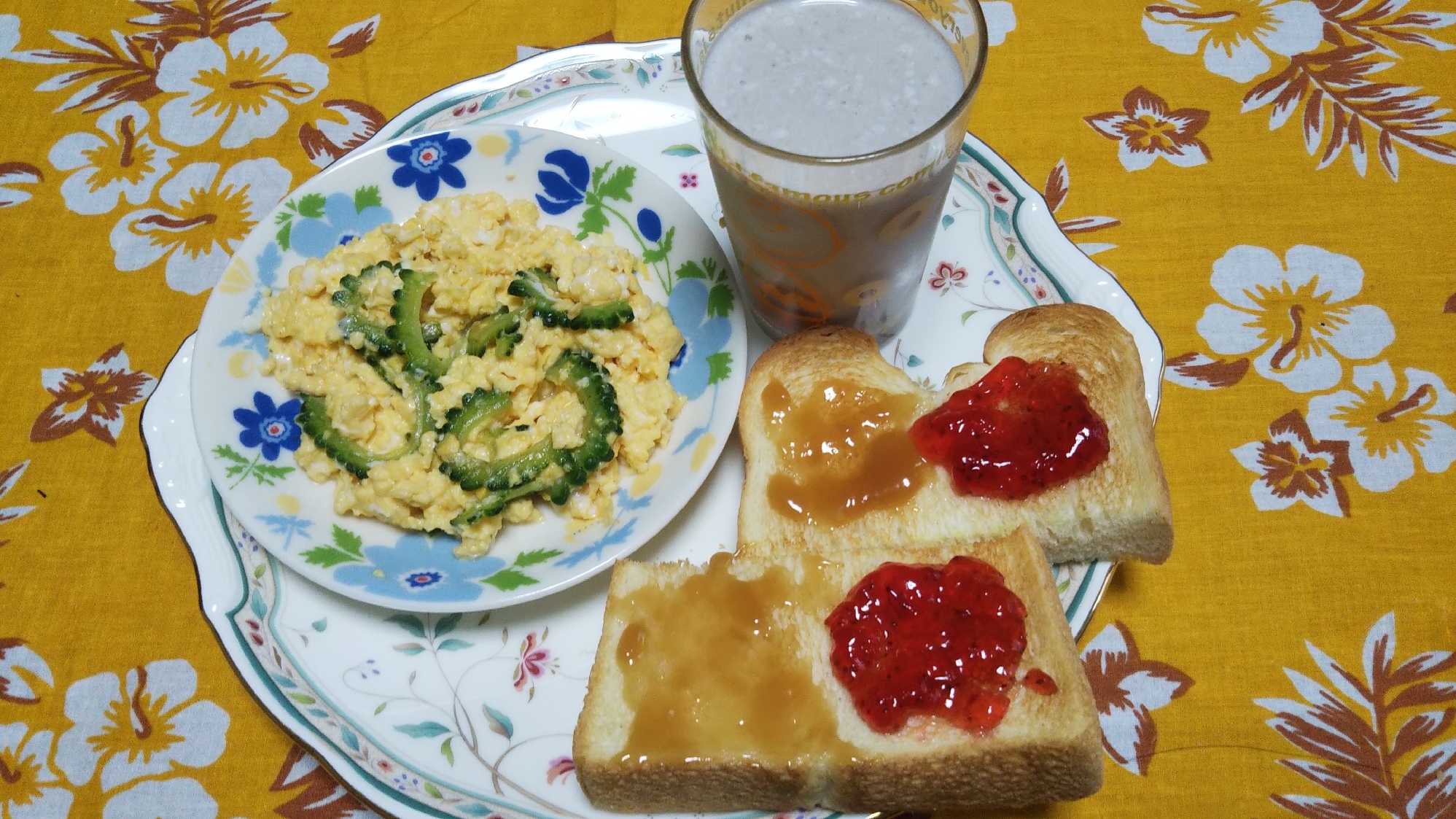 ゴーヤ卵炒めとトーストとスムージーの朝食☆